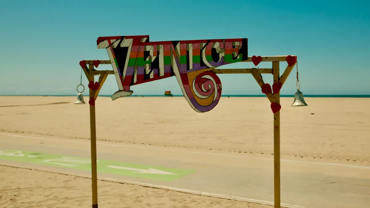 Guy Pearce's Murdoch opens Venice in Boyle's Ink